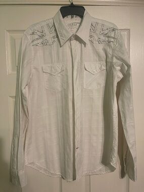 GUESS White Long-Sleeve Button-Down Shirt with Subtle Shoulder Print